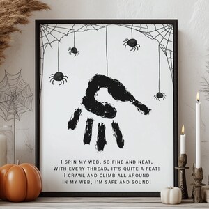 Pode incluir: Impressão de arte de Halloween com moldura preta com um design de impressão de mão, aranhas e teias de aranha. A impressão inclui um poema sobre aranhas. A obra de arte é em preto e branco e é adequada para decoração de casa sazonal.