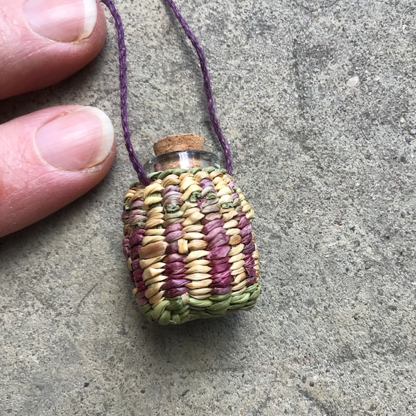 Mini pendentif amulette tressé en herbe du jardin