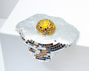 Huevo de espejo de discoteca derretido, huevo de discoteca, escultura de huevo, bolas de discoteca derretidas, bola de discoteca derretida, escultura goteante, huevo de mosaico, bola de discoteca