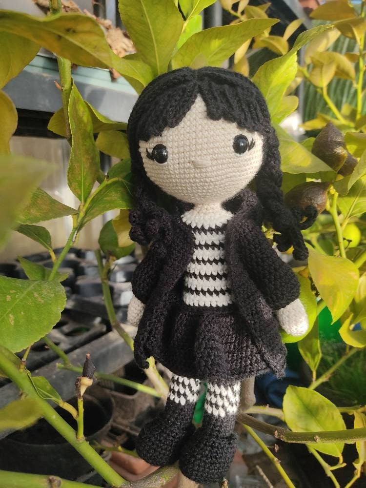 Mercredi Addams Poupée, poupée en peluche mignonne avec frange, Live Action  Tv Mercredi Addams Plushie Figure Cadeaux pour les fans 25cm