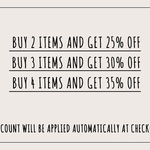 Pu&ograve; includere: Grafica color crema con testo nero. Il testo recita: "ACQUISTA 2 ARTICOLI E OTTIENI IL 25% DI SCONTO", "ACQUISTA 3 ARTICOLI E OTTIENI IL 30% DI SCONTO", e "ACQUISTA 4 ARTICOLI E OTTIENI IL 35% DI SCONTO". Il testo in basso indica "LO SCONTO VERR&Agrave; APPLICATO AUTOMATICAMENTE AL CHECKOUT".