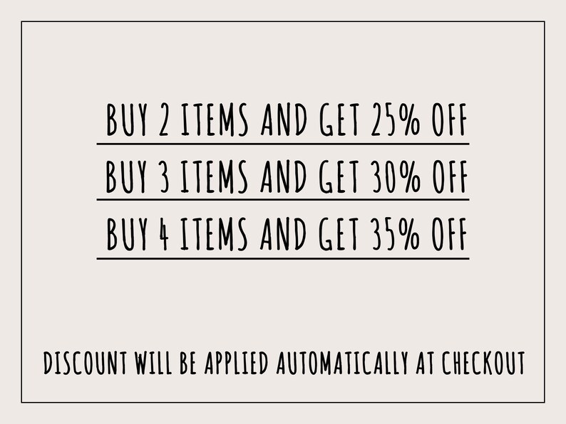 Pu&ograve; includere: Grafica color crema con testo nero. Il testo recita: "ACQUISTA 2 ARTICOLI E OTTIENI IL 25% DI SCONTO", "ACQUISTA 3 ARTICOLI E OTTIENI IL 30% DI SCONTO", e "ACQUISTA 4 ARTICOLI E OTTIENI IL 35% DI SCONTO". Il testo in basso indica "LO SCONTO VERR&Agrave; APPLICATO AUTOMATICAMENTE AL CHECKOUT".