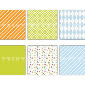 Pu&ograve; includere: Sei quadrati a motivi con vari disegni. Questi includono strisce diagonali arancioni, pois verdi, un motivo a rombi blu, verde unito, un motivo floreale e strisce diagonali azzurre. La parola "PRINT" &egrave; visibile su un quadrato.