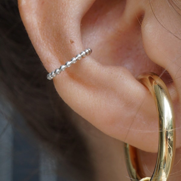 ear cuff aus Silber und goldfilled aus Perldraht