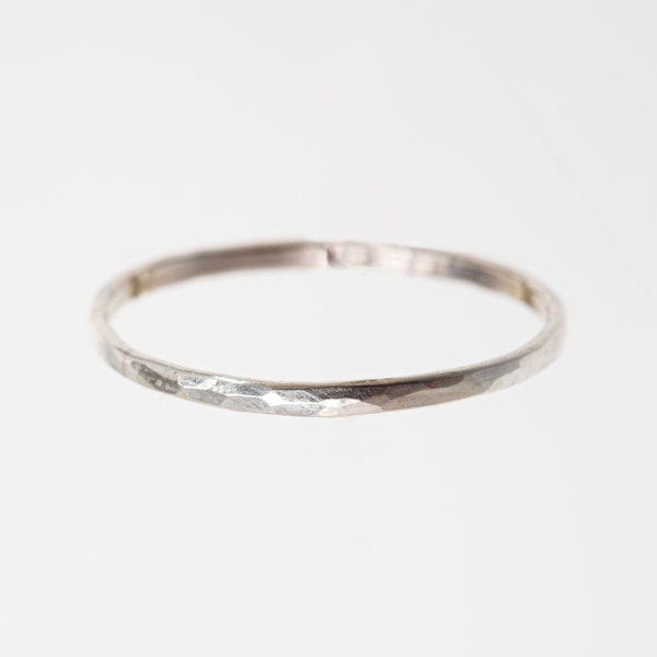 gehämmerte Ring aus recyceltem Silber