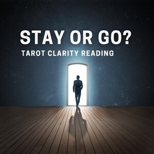 Può includere: Immagine con il testo "STAY OR GO?" e "TAROT CLARITY READING" sopra la silhouette di una persona che cammina attraverso una porta luminosa. Lo sfondo è un cielo stellato e il pavimento è fatto di assi di legno.