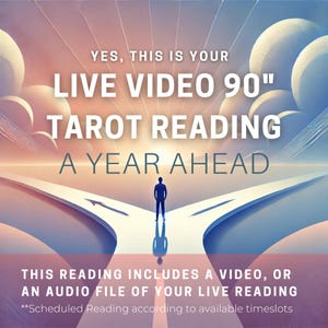 Può includere: Un'illustrazione digitale di una persona in piedi a un bivio. Il testo recita "SÌ, QUESTA È LA TUA LETTURA DEI TAROCCHI IN DIRETTA VIDEO 90" UN ANNO IN ANTICIPO." Il testo sottostante recita "QUESTA LETTURA INCLUDE UN VIDEO O UN FILE AUDIO DELLA TUA LETTURA IN DIRETTA." Il testo in basso recita "**Lettura programmata in base agli slot temporali disponibili".