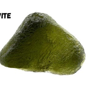 以下が含まれることがあります： 緑色の不規則な形のモルダバイトの石で、表面はざらざらしていて質感があります。モルダバイトはテクタイトの一種で、隕石の衝突によって形成された天然ガラスです。