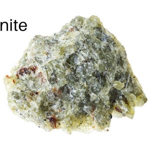 Könnte beinhalten: Nahaufnahme eines rauen, unregelmäßig geformten Olivinit-Exemplars. Das Mineral ist hauptsächlich hellgrün mit dunkleren grünen und braunen Einschlüssen. Das Wort "Olivinit" ist in schwarzer Schrift oben links aufgedruckt.