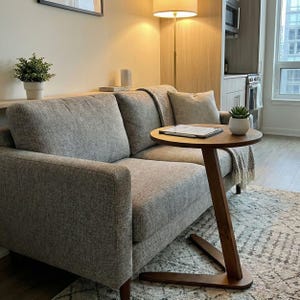 Mały stolik kawowy w kształcie litery C, drewniane stoliki boczne, okrągły stolik boczny do sofy