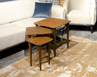 Nussbaum Holz Satz von 3, kleiner Beistelltisch, moderner quadratischer Nesttisch aus der Mitte des Jahrhunderts, Satz 2, Wohnzimmermöbel