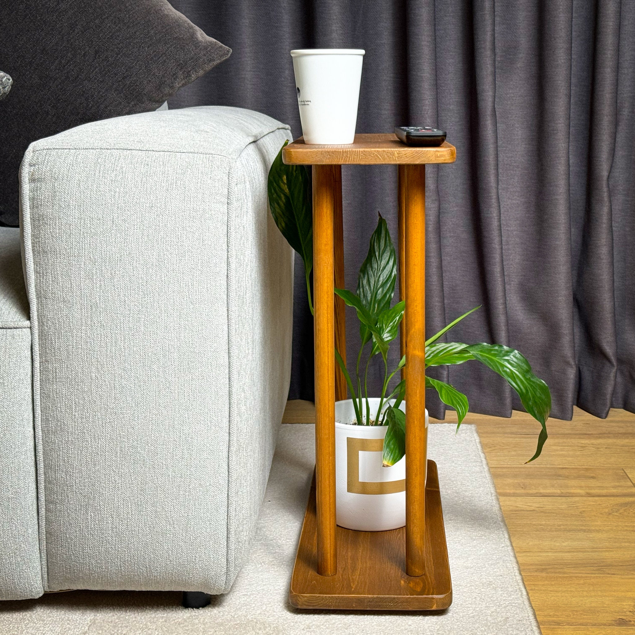 Vagusicc Tavolino Stretto Con Stazione Di Ricarica USB E Presa: 3 Livelli, Alto 63 Cm, Per Divano E Spazi Piccoli