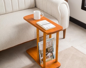 Mesa lateral estreita em formato de C: Mesa de centro esbelta em madeira maciça de castanho com espaço de armazenamento.
