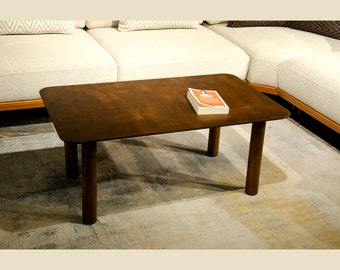 Großer rechteckiger Couchtisch aus Holz, schmaler, niedriger Mitteltisch aus der Mitte des Jahrhunderts, Tisch mit klobigen Beinen, der Möbel beherbergt, Mitteltisch aus Walnussholz für Zuhause