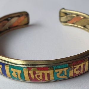 Bracelet de guérison fait main en cuivre gravé de mantras bouddhistes OM Mani Padme Hum