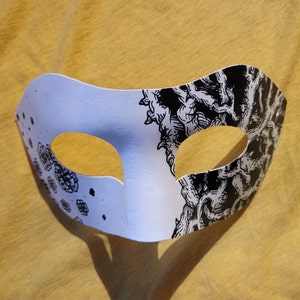 Maske „Ins Dickicht“ | Halbmaske | Blumen | Handbemalt | Für Halloween, Kostümparty, Karneval, Cosplay | oder als Deko und Geschenk
