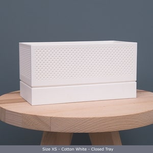 Könnte beinhalten: Ein weißer rechteckiger Pflanzer mit einem gewebten Muster und einem herausnehmbaren Tablett. Größe XS - Baumwolle Weiß - Geschlossenes Tablett.