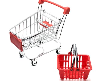 Op de afbeelding: Een miniatuur winkelwagentje en een rode winkelmand. Het wagentje is gemaakt van glanzend metaal met rode accenten op de handgreep en zijkanten. De mand is rood met een zilveren handvat.
