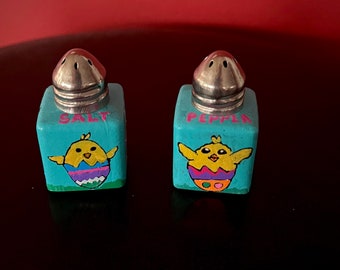 Hand-painted Easter themed mini salt and pepper shakers.  Free shipping.