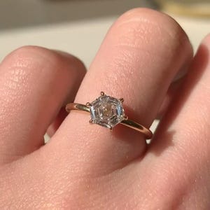 Bague de fiançailles en moissanite de taille hexagonale 1CT Bague solitaire Bague de mariage Bague de mariée Bague à six griffes Bague de proposition, cadeau pour elle