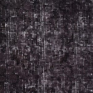 Puede incluir: Primer plano de una alfombra desgastada en blanco y negro. La alfombra tiene un aspecto texturizado con un patr&oacute;n de l&iacute;neas verticales y motas blancas dispersas. El color oscuro le da un aspecto vintage o antiguo.