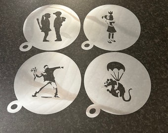 Banksy Kaffee Schablonen, Auswahl aus 6 Designs, Cappuccino, Duster, Mädchen mit Ballon, Panda, Fallschirmjäger,