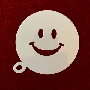 Estêncil de café com rosto sorridente, cappuccino, espanador, café