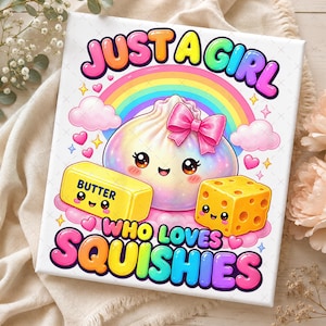 Peut inclure: Une impression sur toile rectangulaire illustrant un ravioli avec un nœud rose, une plaquette de beurre jaune et un bloc de fromage jaune, tous avec des visages souriants. Le texte indique JUST A GIRL WHO LOVES SQUISHIES.