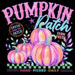 Peut inclure: Une illustration graphique sur fond noir représentant trois citrouilles dans des tons rose et orange. Le texte indique PUMPKIN PATCH, FRESH FROM THE PATCH, FARM FRESH et HAND PICKED DAILY. Des feuilles et des étoiles décorent l'ensemble.