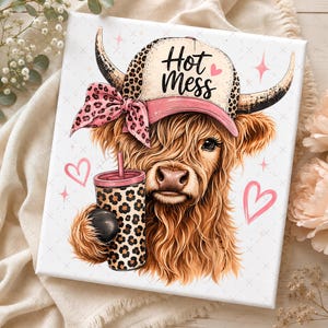 Può includere: Una stampa su tela quadrata raffigurante una mucca delle Highland dal pelo folto che indossa un berretto con stampa leopardata, un fiocco rosa e la scritta Hot Mess. La mucca tiene in mano un bicchiere leopardato con cannuccia, tra cuori rosa.