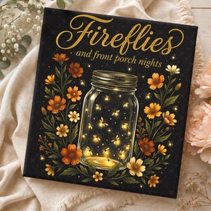 Puede incluir: Un lienzo cuadrado negro con un frasco de vidrio lleno de luciérnagas amarillas brillantes. El texto Fireflies and front porch nights está escrito en letras doradas sobre el frasco, rodeado de ilustraciones de flores naranjas y amarillas.