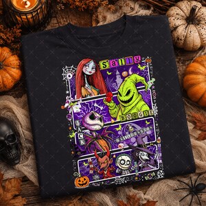 Puede incluir: Una camiseta negra con un estampado gráfico de personajes de Pesadilla antes de Navidad, incluyendo a Sally, Oogie Boogie, Jack Skellington, Lock, Shock y Barrel, sobre un fondo morado con telarañas y calabazas.