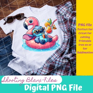 Può includere: Un'illustrazione digitale di un personaggio dei cartoni animati blu che indossa occhiali da sole e galleggia su un salvagente di fenicottero rosa gonfiabile. Il personaggio tiene un bicchiere di succo d'arancia. L'immagine è adatta per l'uso su magliette, tazze e altri prodotti.