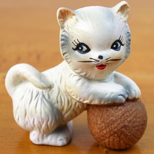 Vintage MINT Chadwick Cat Figurine with Ball of Yarn Japan, 1950s Anthropomorphic Cat Figure