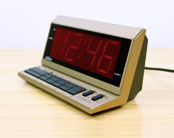 Vintage Sunbeam Digital Alarm Clock w/ 2 Alarms 2” Numbers in Metallic Gold, Sunbeam WE3