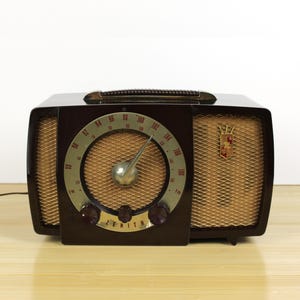Rare 1951 Zenith Brown Bakelite Radio Super Triumph Model S-17366, Working Mid Century Tube Radio with Handle