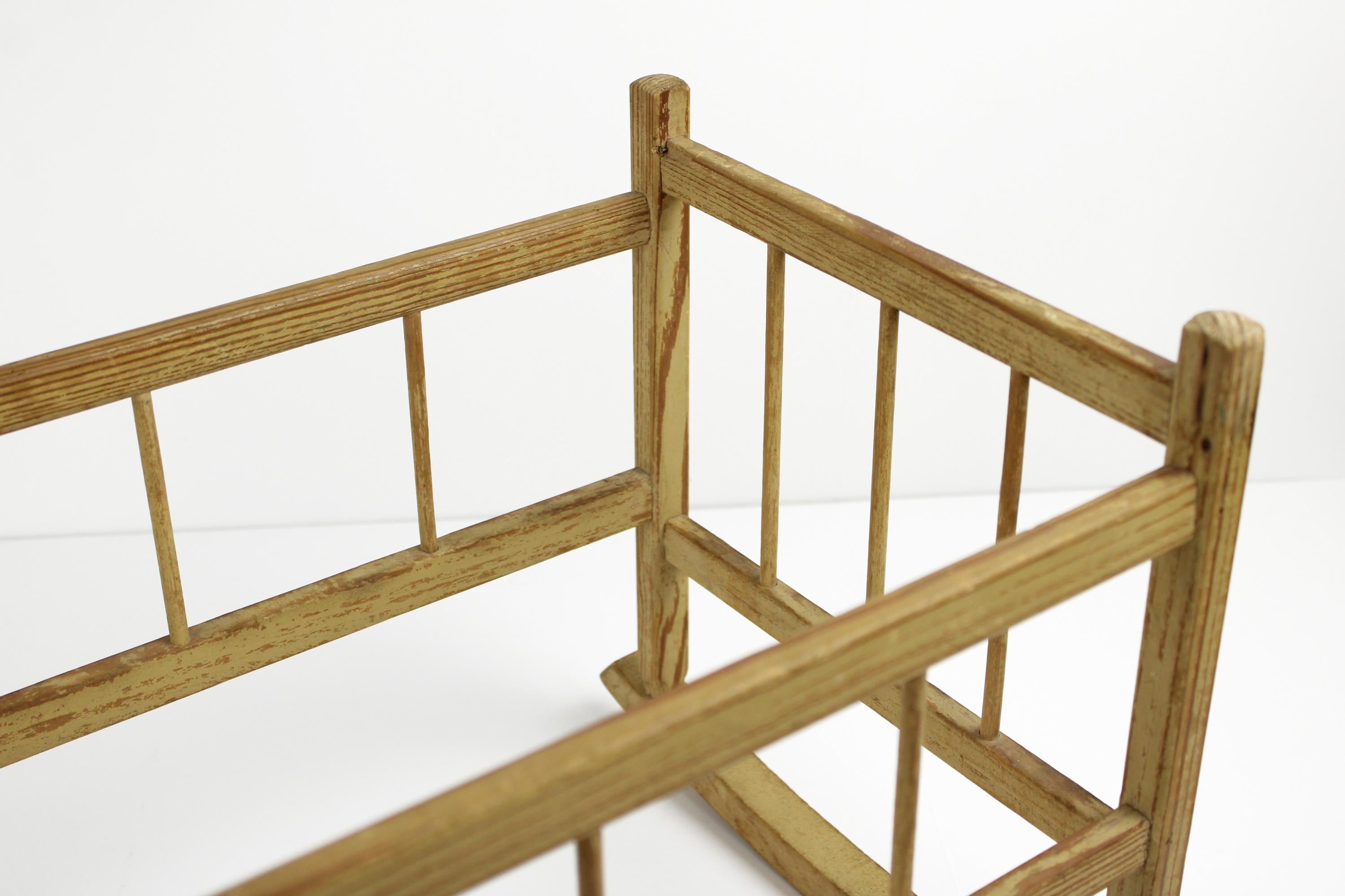 Lit de bébé en bois vintage avec décalcomanies / lit de poupée jouet / berceau de poupée rétro / meubles de poupée des années 60 / décoration de chambre d'enfant / convient Lit de bébé en bois vintage avec décalcomanies / lit de poupée jouet / berceau de poupée rétro / meubles de poupée des années 60 / décoration de chambre d'enfant / convient