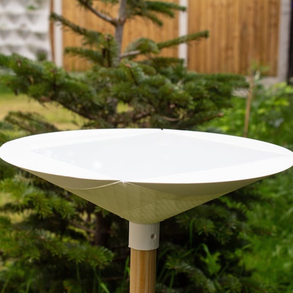 Martini | Bird bath 3D printed in bioplastic with pine dowel post