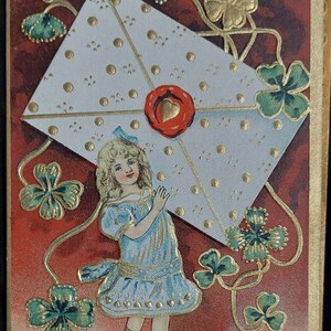 Antica cartolina postale di compleanno con trifoglio con busta a forma di cuore in oro edoardiano in rilievo