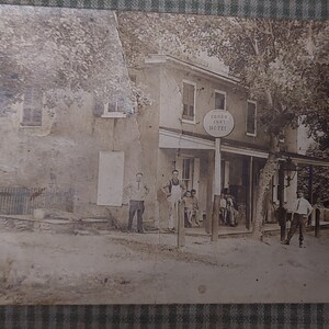 Cartão postal com foto real vintage Congo Hotel Gilbertsville Pensilvânia Union Jack's