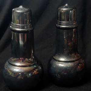 Saliera e pepiera vintage in argento International con molta ossidazione e petina