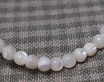 Vintage Mother of Pearl Beaded Necklace Barrel Clasp 18 in