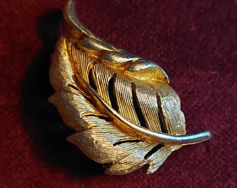 vintage gold tone leaf brooch