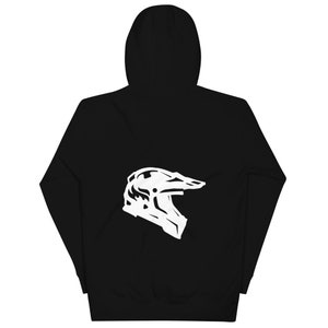 Op de afbeelding: Een zwarte hoodie met lange mouwen en een witte grafische print van een motorcrosshelm in het midden op de rug. De hoodie heeft een standaard capuchon, lange mouwen en een effen zwarte stoffen constructie met een strak en eenvoudig ontwerp.