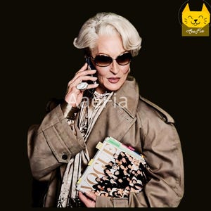 Puede incluir: Una mujer con cabello plateado que lleva gafas de sol, una gabardina color canela y una bufanda estampada, sosteniendo un teléfono en la oreja y una copia de la revista Vogue. También lleva un anillo grande y una pulsera dorada.