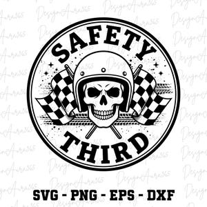 Puede incluir: Gráfico en blanco y negro con el texto "SAFETY THIRD" en un diseño circular. La imagen presenta una calavera con casco, banderas a cuadros cruzadas y huellas de neumáticos, para entusiastas de las carreras.