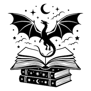 以下が含まれることがあります： 黒と白のイラスト。翼を広げたドラゴンが、開いた本の上にいます。星、三日月、雲がドラゴンを囲んでいます。天体のデザインが施された2冊の本が下に積み重ねられています。