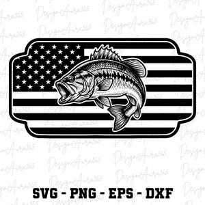 Op de afbeelding: Zwart-wit afbeelding van een largemouth bass vis over een gestileerd Amerikaans vlagontwerp. De vis is afgebeeld met open mond. De afbeelding bevat de tekst "SVG - PNG - EPS - DXXF".