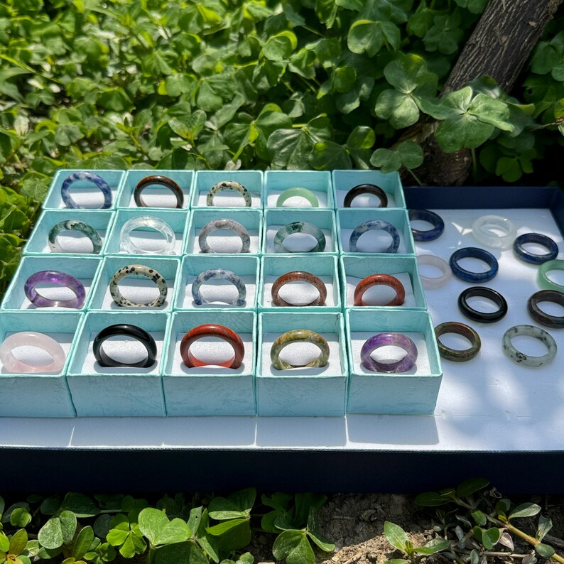 Bague de bande de pierres précieuses naturelles, bague de bande de cristal sculptée à la main, améthyste, quartz rose, quartz clair, agate mousse, obsidienne plus danneaux de pierre random 5pcs