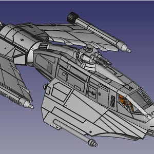 Könnte beinhalten: Detailliertes 3D-Modell eines futuristischen Raumschiffs, in Grau- und Weißtönen dargestellt, vor blauem Hintergrund. Das Design weist mehrere Flügel, Triebwerke und ein Cockpit mit orange getönten Fenstern auf. Das Modell ist sehr detailliert.